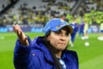 Marta em campo com casaco da Seleção Brasileira