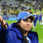Marta em campo com casaco da Seleção Brasileira