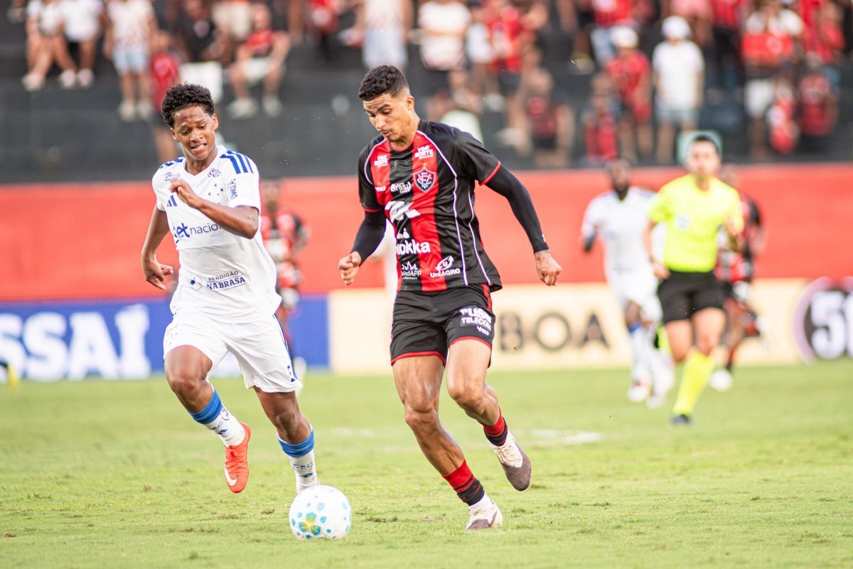 Lance da partida entre Vitória e Cruzeiro no Barradão
