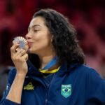 Carolana beija medalha olímpica