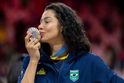 Carolana beija medalha olímpica