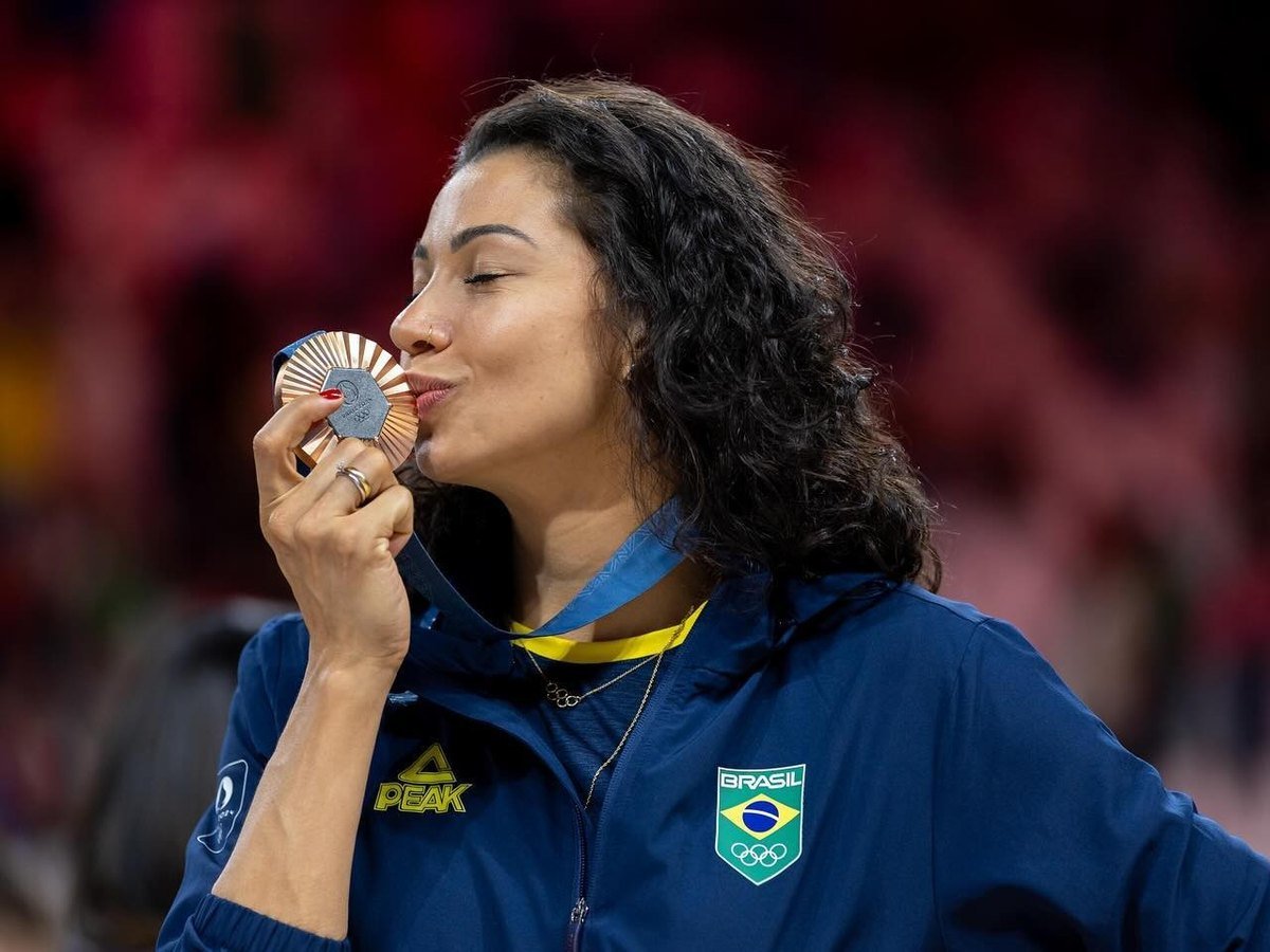 Carolana beija medalha olímpica