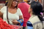 Fiscal da Vigilância Sanitária conversa com comerciante em feira de Salvador