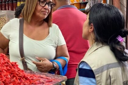 Fiscal da Vigilância Sanitária conversa com comerciante em feira de Salvador