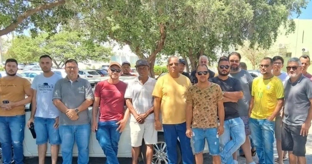 Motoristas de aplicativo reunidos em Guanambi