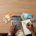 Pessoa fazendo contas com calculadora