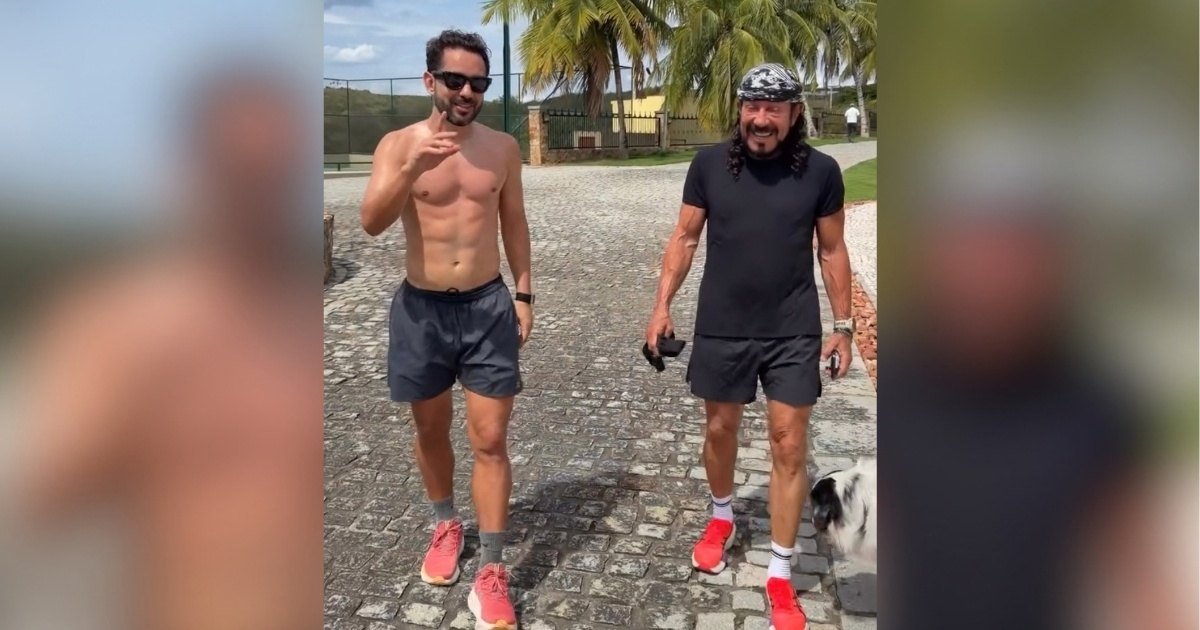 Everton Ribeiro e Bell Marques caminhando juntos em fazenda