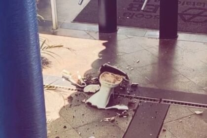 Vaso sanitário quebrado na portaria do colégio