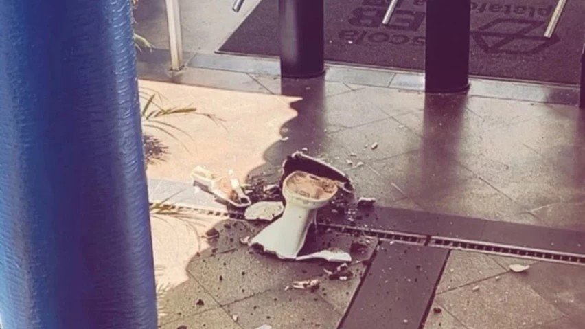 Vaso sanitário quebrado na portaria do colégio