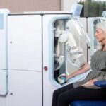Equipamento robótico de coleta de sangue com uma paciente sentada