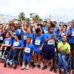 Atletas do Festival de Paradesporto da Bahia reunidos na pista
