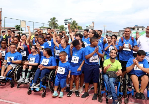 Atletas do Festival de Paradesporto da Bahia reunidos na pista
