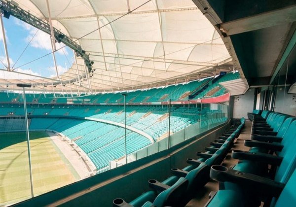 Arquibancadas e gramado da Arena Fonte Nova, em Salvador