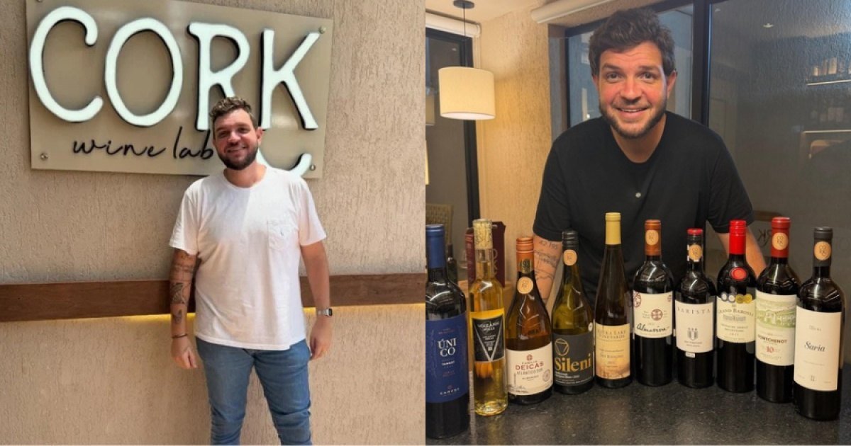 Sommelier Fred Poli em seu wine bar ao lado de garrafas de vinho