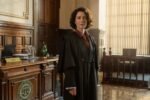 Marjorie Estiano de toga em cena da série Habeas Corpus