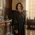 Marjorie Estiano de toga em cena da série Habeas Corpus