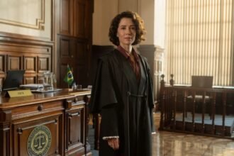 Marjorie Estiano de toga em cena da série Habeas Corpus