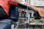Pessoa doando sangue em hemocentro