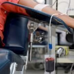 Pessoa doando sangue em hemocentro