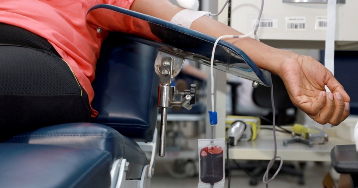 Pessoa doando sangue em hemocentro