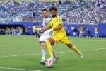 Goleiro Vozinha, de Cabo Verde, em ação durante jogo