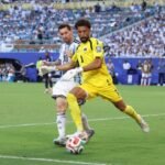 Goleiro Vozinha, de Cabo Verde, em ação durante jogo