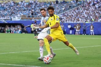Goleiro Vozinha, de Cabo Verde, em ação durante jogo