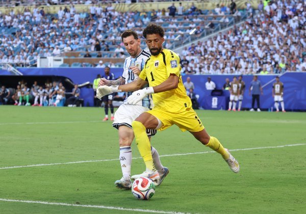 Goleiro Vozinha, de Cabo Verde, em ação durante jogo