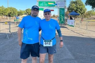 Pai e filho sorrindo juntos em evento de corrida