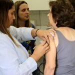 Aplicação de vacina em idoso