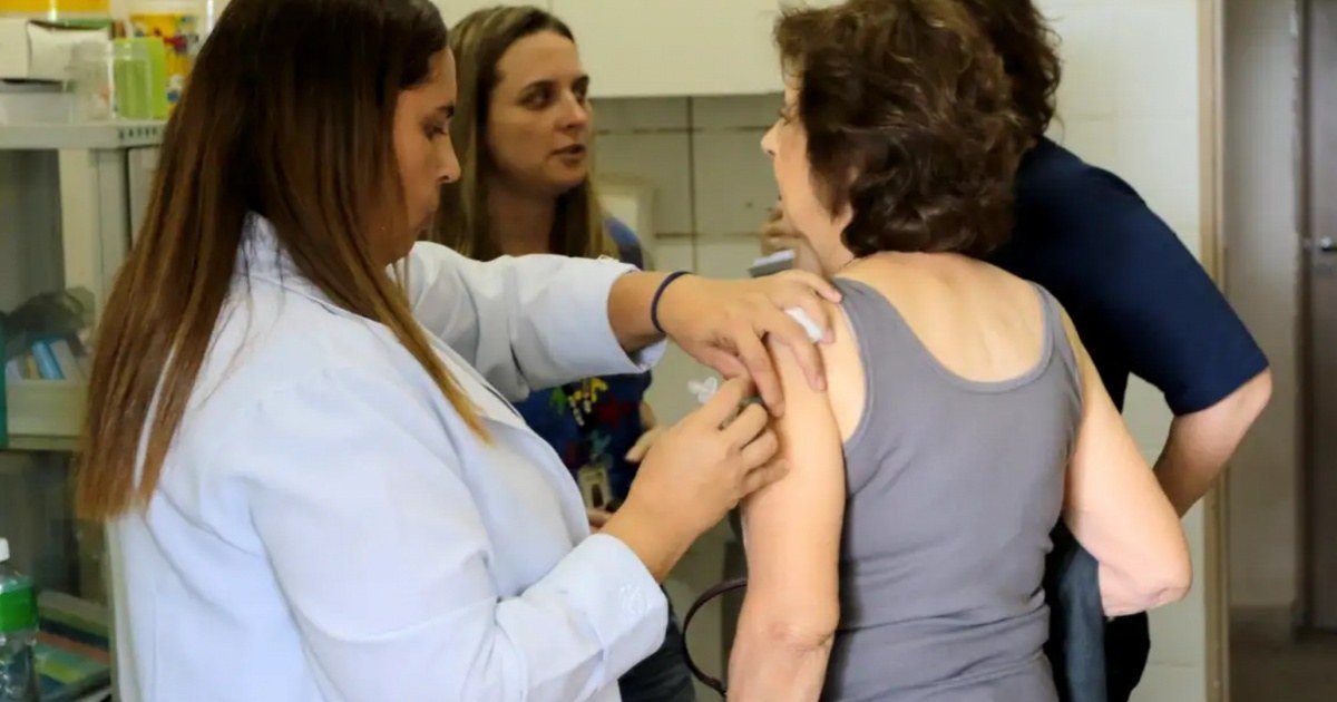 Aplicação de vacina em idoso