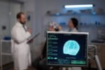 Médicos acompanham sinais cerebrais em monitor durante teste