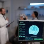 Médicos acompanham sinais cerebrais em monitor durante teste