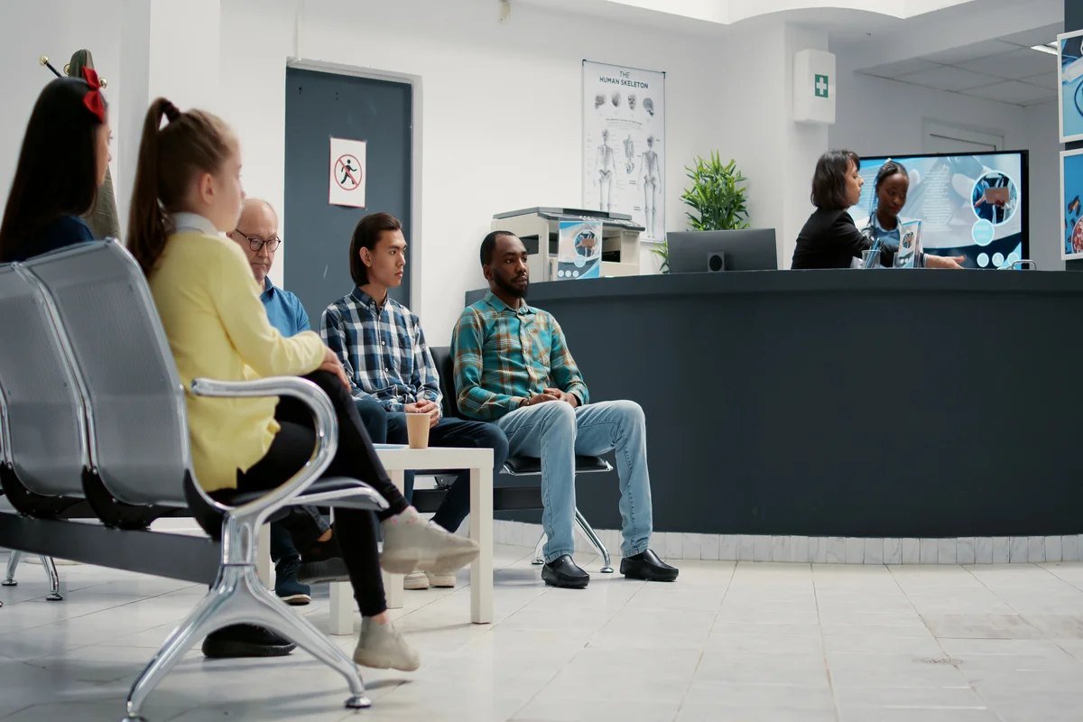 Pacientes aguardando atendimento na recepção de uma clínica