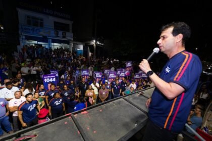 Leo Prates discursa para apoiadores em frente ao comitê de campanha, em Salvador