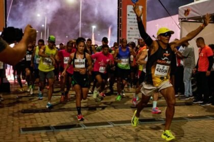 Corredores na largada da Maratona Salvador à noite