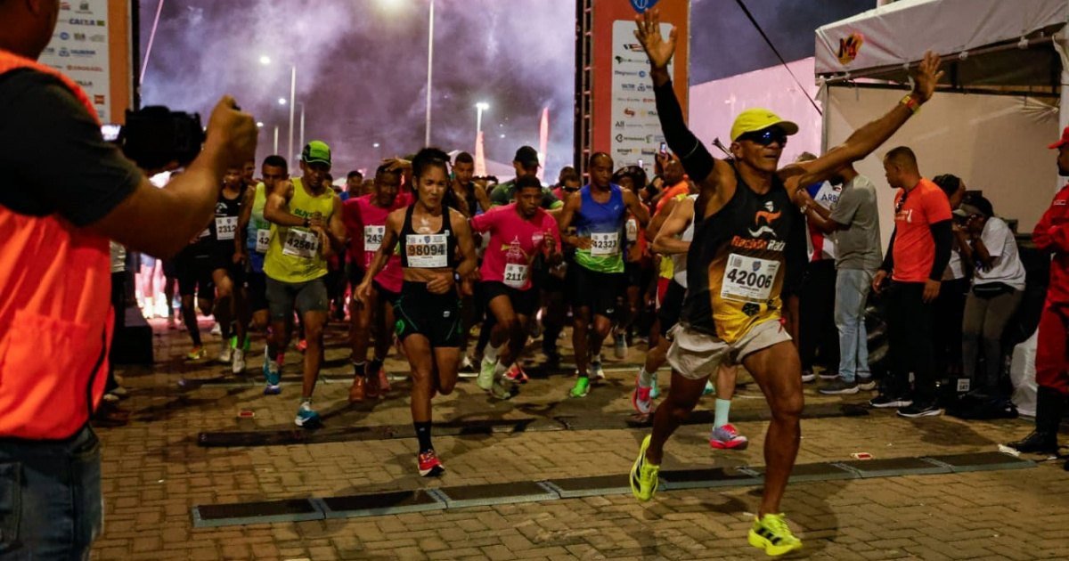 Corredores na largada da Maratona Salvador à noite