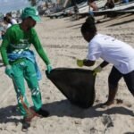 Agentes da Limpurb em ação de limpeza de praia em Salvador