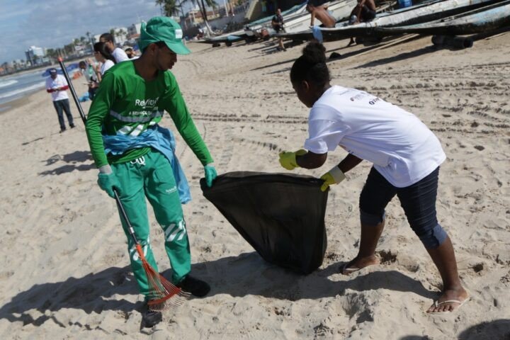Agentes da Limpurb em ação de limpeza de praia em Salvador