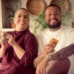 Tati Machado e Bruno Monteiro sorrindo em casa