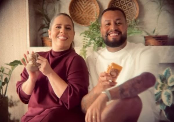Tati Machado e Bruno Monteiro sorrindo em casa