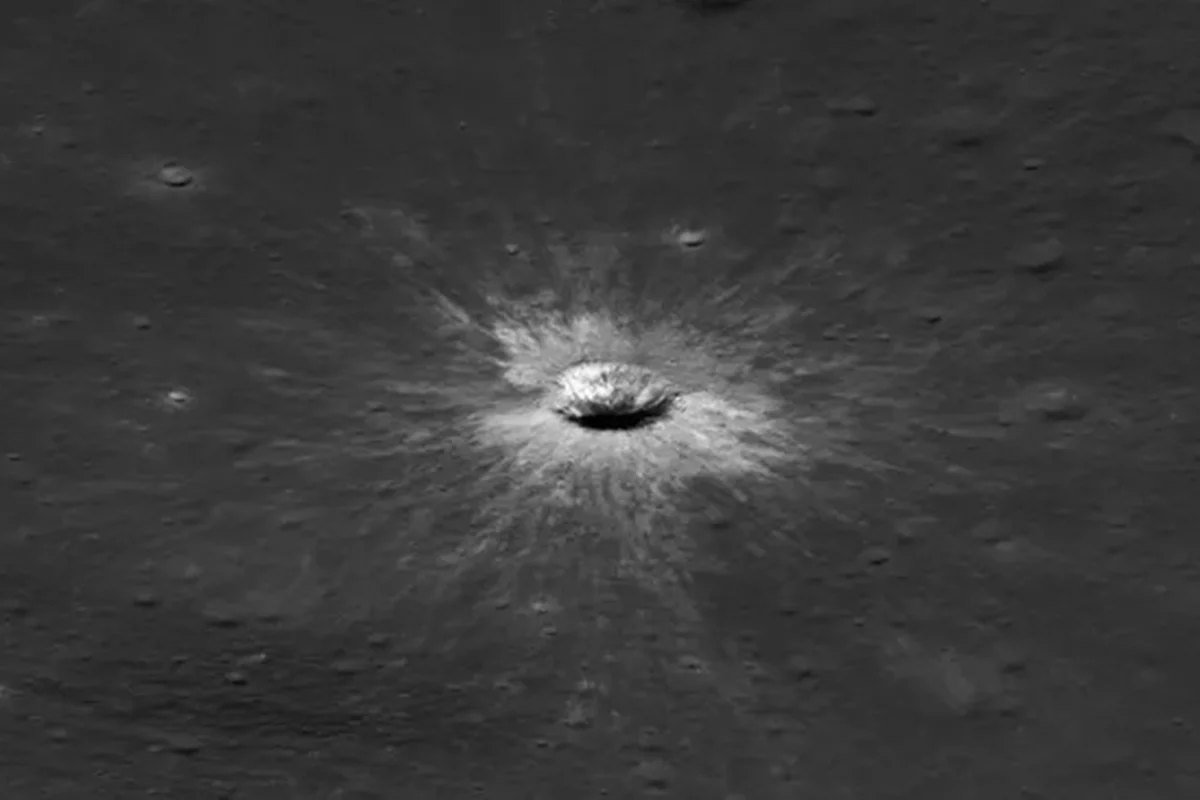 Nova cratera de impacto na superfície da Lua