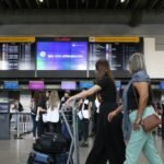 Painel de voos em saguão de aeroporto