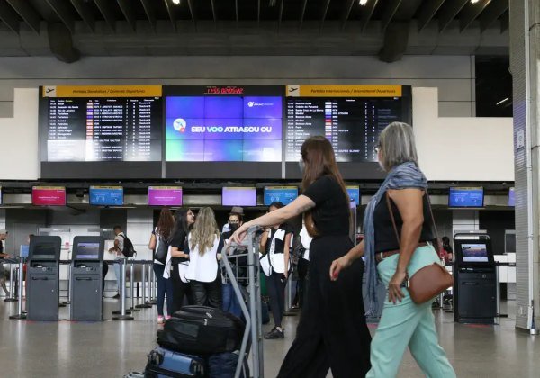 Painel de voos em saguão de aeroporto