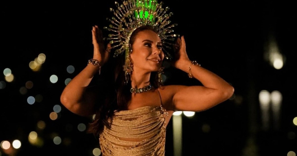 Paolla Oliveira em desfile de Carnaval