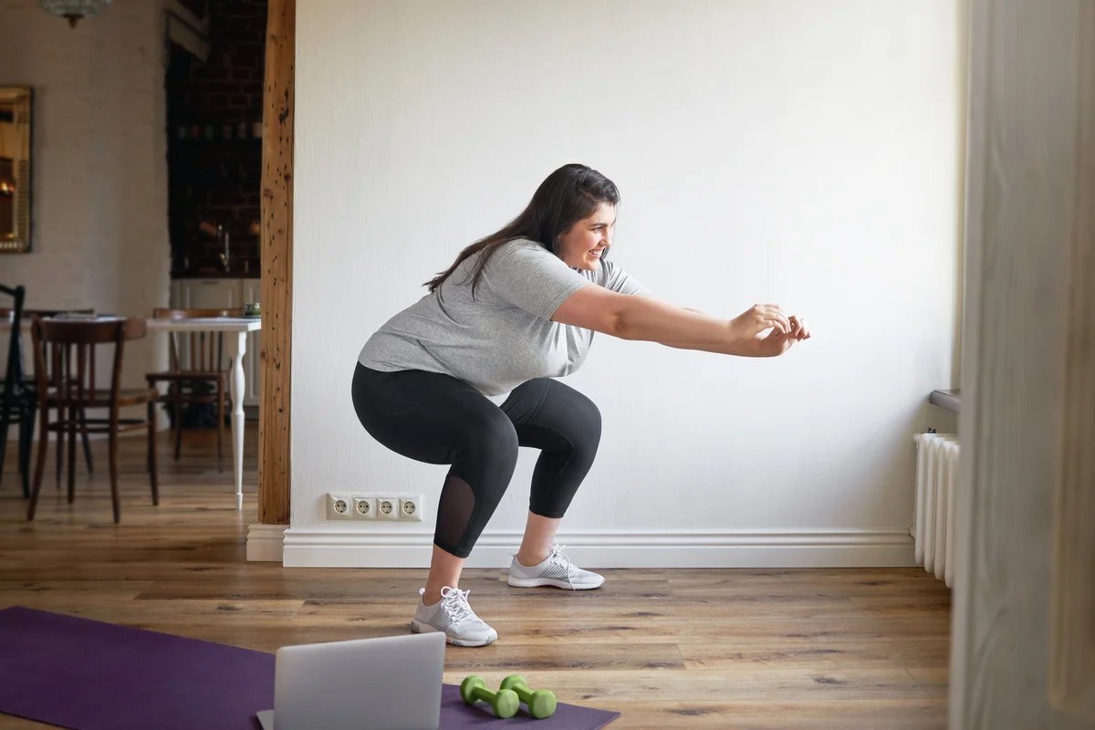 Mulher fazendo agachamento em casa