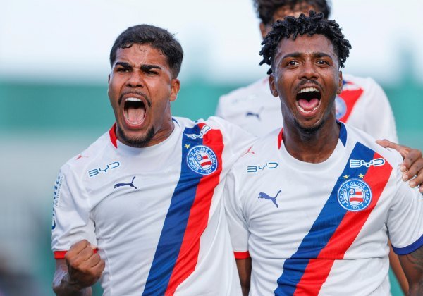 Jogadores do Bahia Sub-20 comemoram gol