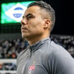 O técnico Jair Ventura à beira do campo