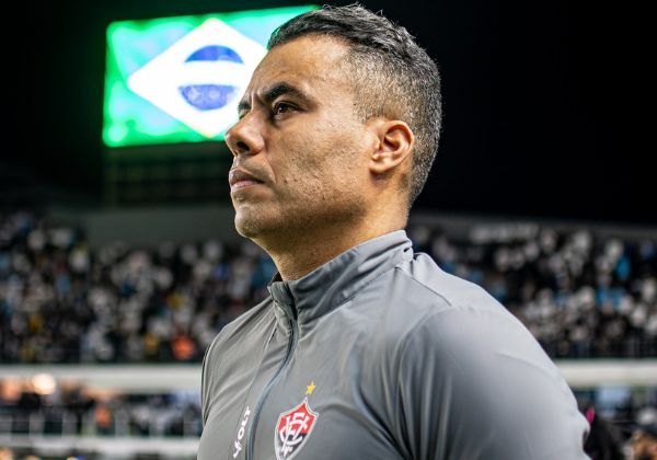 O técnico Jair Ventura à beira do campo