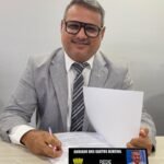 O vereador Adriano Almeida na Câmara Municipal de Lauro de Freitas